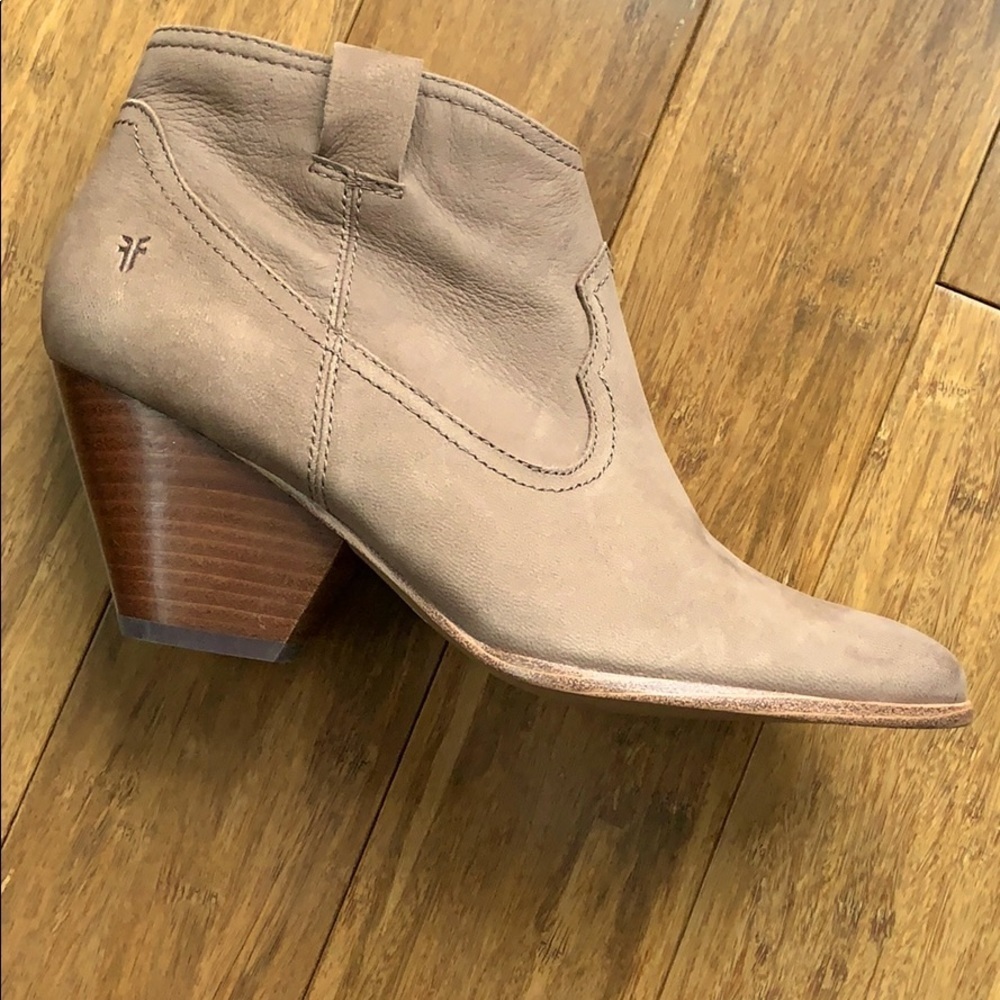 NEW FRYE Women’s Tan Ankle Shortie Boot Zip  sz 9